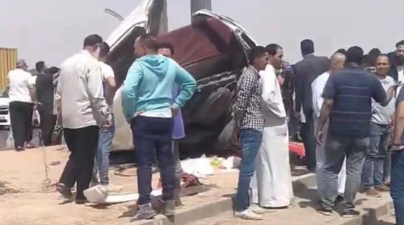 وفاة عامل وإصابة نجله في انقلاب تروسيكل محمل بالبطيخ بسوهاج توفي عامل خمسيني متأثرا بإصابته بنزيف في المخ، وأصيب نجله بجروح وكدمات متفرقة إثر انقلاب تروسيكل محمل بالبطيخ على الطريق