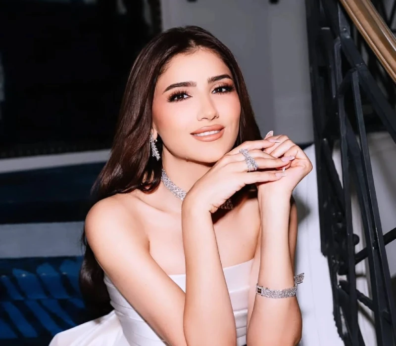 مي عمر تعلق على جائزة أفضل ممثلة افاق عربية - نشرت الفنانة مي عمر عبر حسابها الخاص في فيسبوك صورة للجائزتين اللتين حصلت عليهما من كأس إنرجي للدراما، وجهت من خلالها رسالة شكر واعتذا