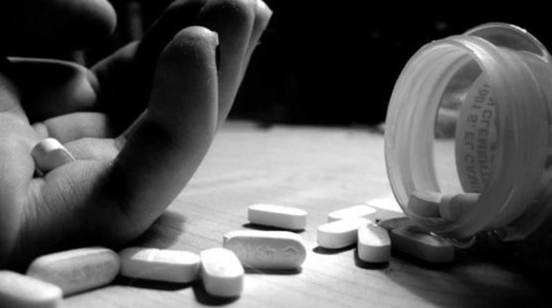 اتصال أخير ورائحة كريهة.. شاب ينهي حياته بأقراص سامة في كرداسة اترحموا عليا وسامحوني، كانت هذه الجملة آخر الكلمات التي نطق بها شاب (34 عاما)، في اتصال مع زوج شقيقته، ليخبره فيه بعز