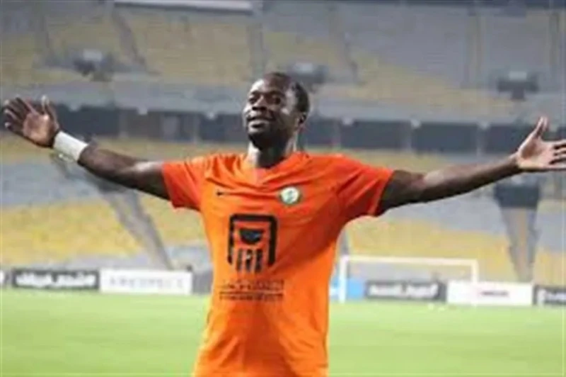 العروض تنهال على ياو أنور هداف البنك الأهلي كشف ألبان دوا وكيل أعمال التوجولي ياو أنور بأن مهاجم البنك الأهلي قد تلقى العديد من العروض للرحيل عن فريقه بعد نهاية الموسم الجاري. ويقد