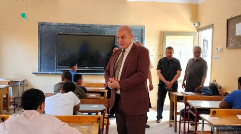 وكيل تعليم قنا يتابع امتحانات الصفين الأول والثاني الثانوي فب قفط تفقد وكيل وزارة التربية والتعليم بقنا هاني عنتر الصابر، امتحانات طلاب الصف الثاني الثانوي الذين أدوا اختباراتهم في