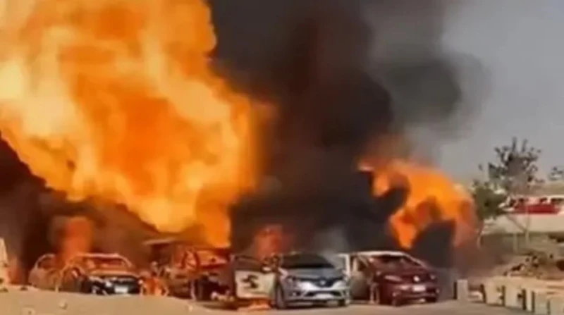 أولى جلسات محاكمة 5 متهمين بالتسبب في انفجار خط الغاز بأكتوبر اليوم أمرت النيابة العامة بإحالة خمسة موظفين من شركة مقاولات خاصة ومكتب استشارات هندسية إلى محكمة الجنح المختصة، لاتها