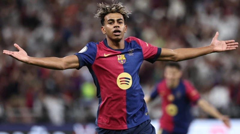 برشلونة يكشف حقيقة طلب لامين يامال الحصول على أعلى راتب كشف المدير الرياضي لنادي برشلونة، ديكو، ما تردد مؤخرا بشأن طلب النجم الصاعد لامين يامال، الحصول على الراتب الأعلى داخل الفري