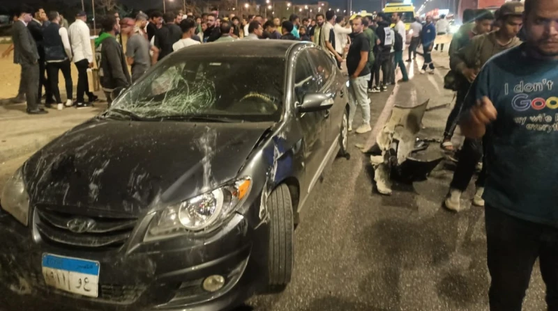 إصابة 3 أشخاص في حادث طريق الواحات شهد طريق الواحات قرب مول مصر حادث تصادم مروع بين سيارتين أسفر عن إصابة 3 أشحاص بإصابات حرجة، وتعطل الحركة المرورية.حادث تصادم مروع على طريق الواح