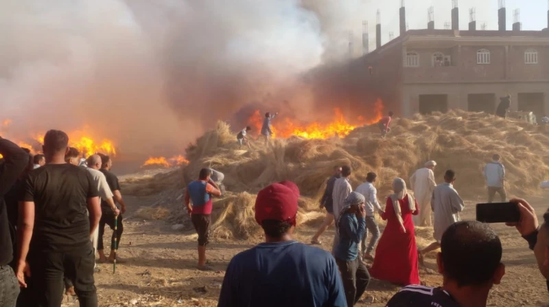 اندلاع حريق في مخزن رخام بحلمية الزيتون اندلع حريق بمخزن رخام فى أرض فضاء بمنطقة حلمية الزيتون بمحافظة القاهرة وهرعت سيارات الإطفاء لإخماده.تفاصيل