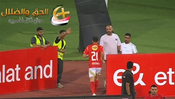 علي معلول يغادر الملعب غاضبا وبن شرقي دكة.. ماذا حدث في كواليس مباراة الأهلي والبنك.. معلول يغضب ويرفض الاحتفال.. ما السبب؟ لاحظنا خروج علي معلول