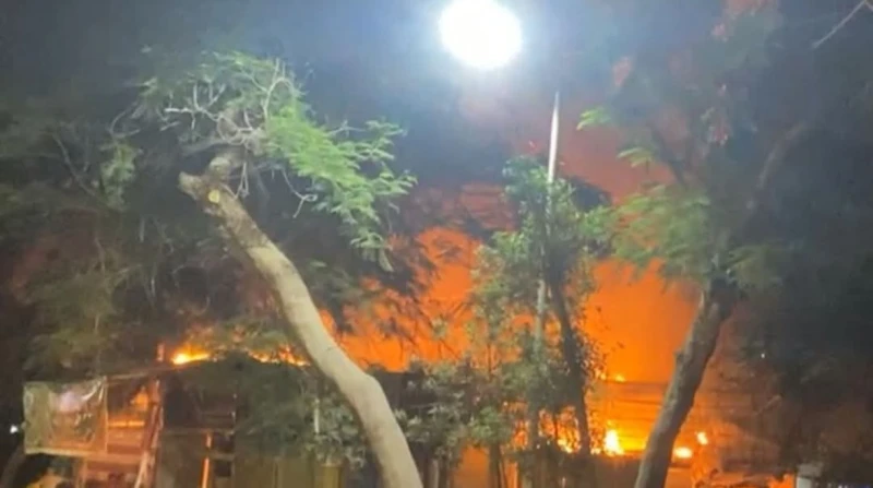 السيطرة على حريق بأكشاك في حلوان تمكنت قوات الحماية المدنية بالقاهرة من السيطرة على حريق هائل اندلع بعدد من الأكشاك في منطقة كفر العلو بحي حلوان، دون وقوع إصابات أو خسائر بشرية.تفا