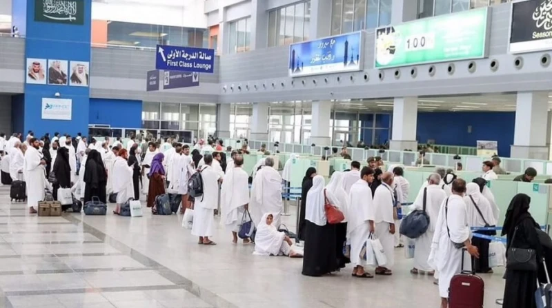 نقلوا 60 شخصا دون تصاريح.. سجن وغرامات بحق 20 مخالفا لأنظمة الحج أصدرت وزارة الداخلية السعودية، اليوم الثلاثاء، قرارات إدارية بحق 20 شخصا لأنظمة