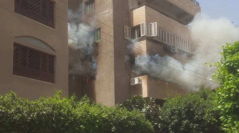 حريق هائل في عقار سكني بجوار حديقة الأسرة بمصر الجديدة (صور) نشب حريق هائل في عقار سكني بجوار حديقة الأسرة بمنطقة ألماظة في مصر الجديدة، اليوم الأحد، وهرعت 4 سيارات إطفاء للسيطرة ع