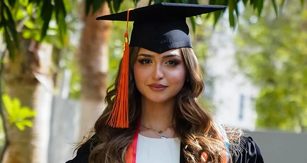 حلا الترك تنتقم بصمت.. وتقصي والديها لحظة تخرجها افاق عربية - تداول رواد مواقع التواصل الاجتماعي مقطع فيديو مؤثرا من حفل تخرج النجمة البحرينية حلا الترك بعد إنهائها دراستها في مجال