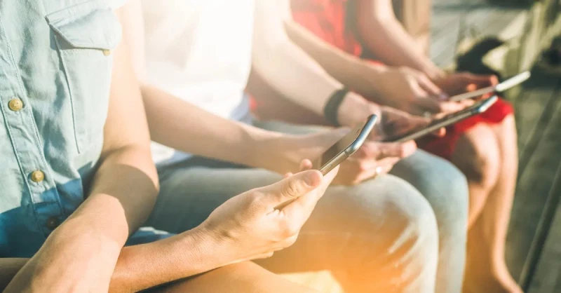 روشتة لحياة رقمية صحية.. كيف تنجو من دوامة الشاشات؟ في زمن أصبحت فيه الشاشات جزءا أساسيا من الحياة اليومية، ما بين هواتف ذكية وأجهزة كمبيوتر وتلفاز، تتزايد الحاجة للبحث عن توازن رق