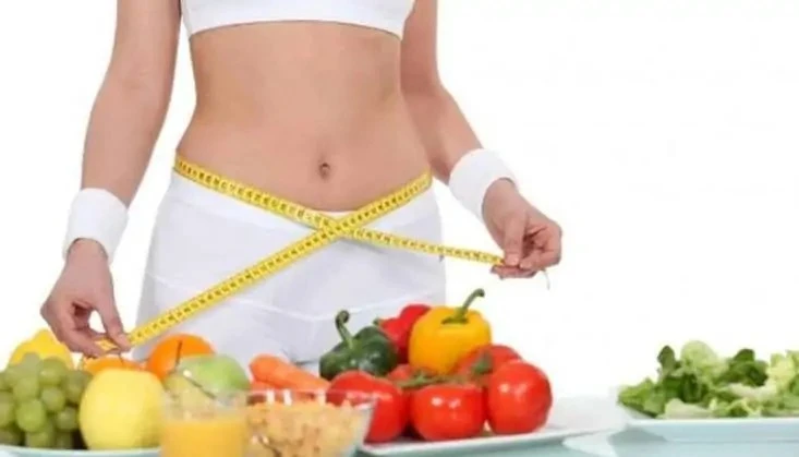 ازاي تخس 14 كيلو في 14 يوم؟ في عصر السرعة والمقاييس المثالية، بقى هوس خسارة الوزن السريعة حلم بيطارد كتير من الناس، خاصة مع انتشار دايتات غريبة بتعد بخسارة 14 كيلو في 14 يوم، ورغم