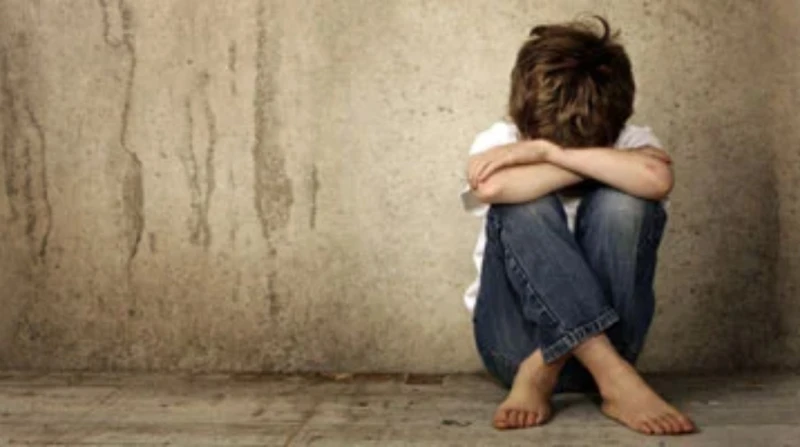 ابن الجيران.. ضبط طالب انتهك براءة طفل في الواحات البحرية شهدت منطقة الواحات البحرية بمحافظة الجيزة، واقعة مأساوية حين تعدى طالب على براءة طفل صغير.تفاصيل الواقعةتلقى مدير المباحث