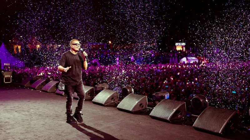 ليلة أسطورية لعمرو دياب في الجامعة الأمريكية (صور) أحيا الفنان عمرو دياب حفلا كبيرا مساء أمس، في حرم الجامعة الأمريكية بالقاهرة الجديدة، حيث شهدت الفعالية حضورا جماهيريا واحتفاء وا