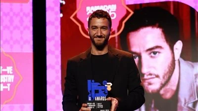 أحمد مالك بعد تكريمه عن دوره في ولاد الشمس: شكرا 2025.. اللي جاي أحسن في ليلة استثنائية من ليالي الفن والإبداع، وعلى مسرح غمره التصفيق والتقدير، وقف أحمد مالك يعبر عن امتنانه الكبي