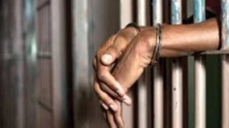 عمرة 5 سنوات.. القبض على عاطل تعدى على طفل فى الحوامدية ألقت مباحث الحوامدية القبض على عاطل في الثلاثينات من عمره، متهما باستدراج طفل يبلغ من العمر 5 سنوات والاعتداء عليه جنسيا. وق