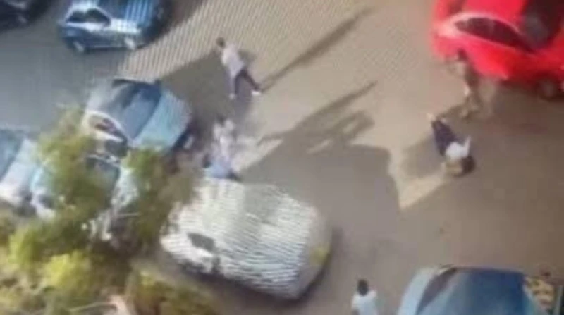 محامي ضحية طفل المرور يكشف تفاصيل الاعتداء عليه بالمقطم (فيديو) كشف المحامي سيد معوض، دفاع الطفل يوسف خالد أحد ضحايا الاعتداء الذي تورط فيه الشاب أحمد. أ، المعروف إعلاميا بطفل المر