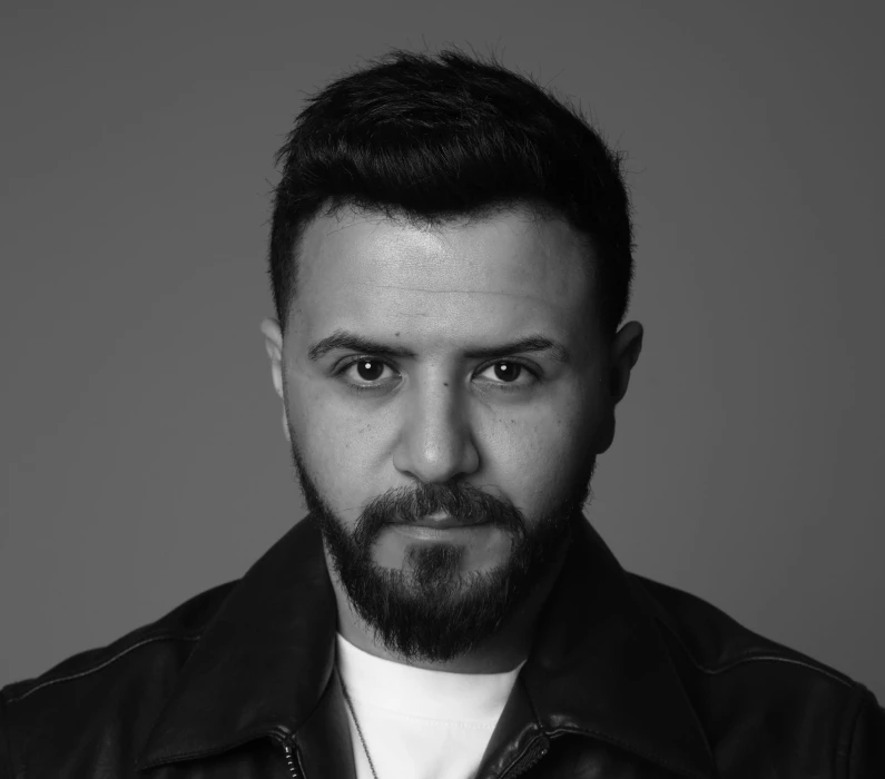 يوسف عرفات يعود للساحة الفنية باغنية على طاريك - فيديو افاق عربية - بعد غياب استمر لسبع سنوات ، أبعدته عن الساحة الفنية عاد الفنان يوسف عرفات باغنية بعنوان على طاريك لتشكل عودته فر