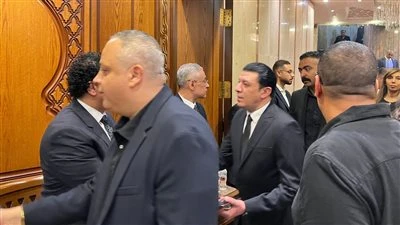 أنوشكا وتامر عبد المنعم ومصطفى كامل.. نجوم الفن يقدمون واجب العزاء في والد رئيس دار الأوبرا المصرية في أجواء تسودها مشاعر الحزن والمواساة، أقيم مساء اليوم عزاء والد الدكتور علاء عب
