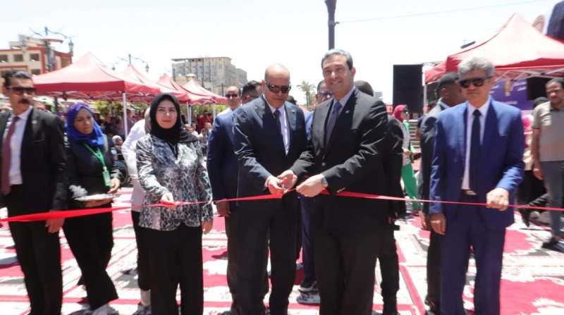 وزير العمل ومحافظ دمياط يفتتحان ملتقى توظيف لتوفير 1100 فرص عمل افتتح وزير العمل محمد جبران، والدكتور أيمن الشهابي محافظ دمياط، اليوم الاثنين، ملتقى توظيف، بكوبري دمياط الحضاري، وا