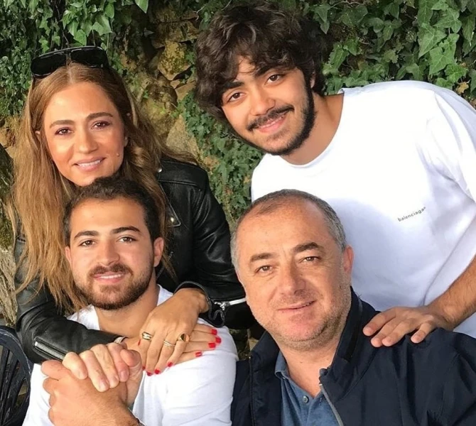 خطوبة ابن جوليا بطرس افاق عربية - احتفلت النجمة جوليا بطرس ونائب رئيس المجلس النيابي إلياس بو صعب أخيرا، بخطوبة ابنهما سامر إلى الشابة لانا نسولي. وتداول رواد مواقع التواصل الاجتما