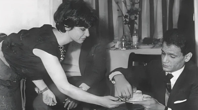 أسرة عبدالحليم حافظ تنشر 5 دلائل تنفي زواج العندليب والسندريلا عرفيا أصدرت أسرة الفنان الراحل عبد الحليم حافظ، بيانا جديدا، لتوضح حقيقة زواج العندليب والفنانة الراحلة سعاد حسني، ال