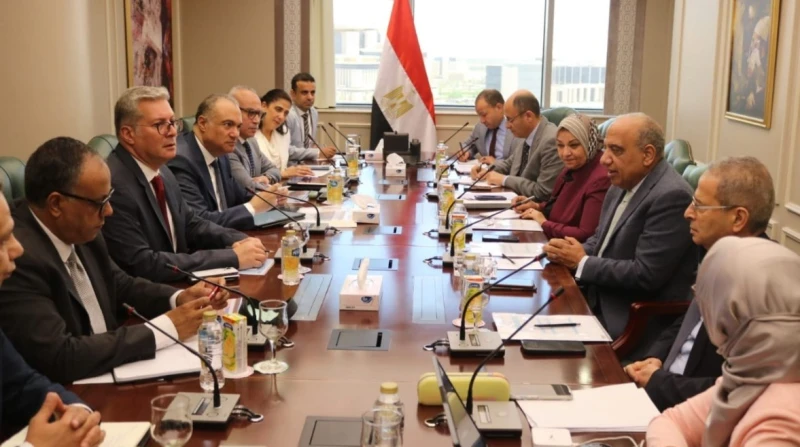 مع دخول الصيف.. الكهرباء والبترول تضعان خططا لمواجهة ارتفاع الأحمال عقد وزير الكهرباء والطاقة المتجددة، محمود عصمت، اجتماعا موسعا مع وزير البترول والثروة المعدنية، كريم بدوي، لمتاب