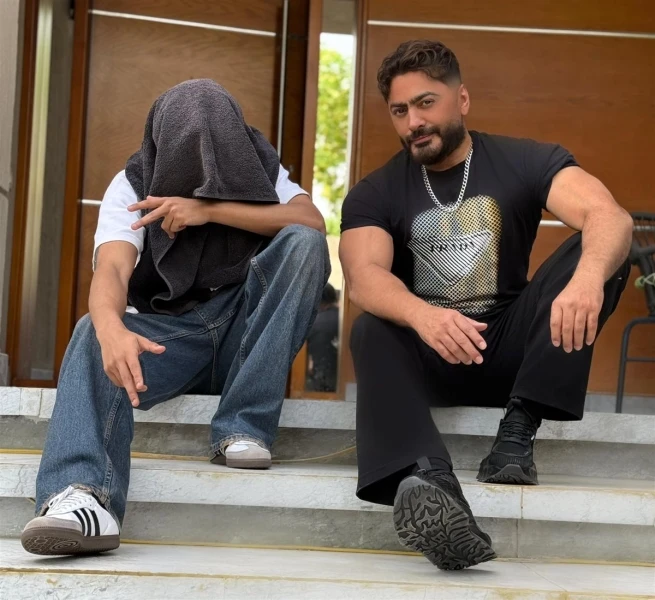 تامر حسني يكشف عن المغني الشعبي في أغنيته القادمة افاق عربية - بعد أن حير الفنان تامر حسني جمهوره حول المطرب الذي سيشاركه في أغنيته القادمة، عاد ليكشف عن أول تعاون غنائي يجمعه بمغن