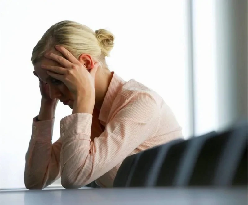 هل تشعرين بالإرهاق المستمر؟ 10 عادات يومية تسرق طاقتك دون أن تدري كثير من الناس يشتكون من الإرهاق المستمر حتى بدون مجهود كبير، وغالبا يكون السبب عادات بسيطة تتكرر كل يوم وتستنزف ال