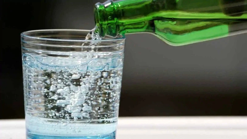 حقائق صادمة عن المشروبات الغازية في الصيف.. تعرف عليها مع اشتداد حرارة الصيف، يتهافت الكثيرون على المشروبات الغازية المثلجة ظنا منهم أنها تمنحهم الانتعاش الفوري وتروي عطشهم، إلا أن