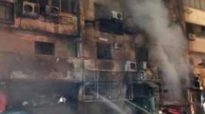 حريق هائل يلتهم مطعما شهيرا في عقار بمدينة نصر شهد شارع عباس العقاد بمدينة نصر، صباح اليوم، حريقا هائلا اندلع في مطعم شهير أسفل عقار مكون من ثمانية