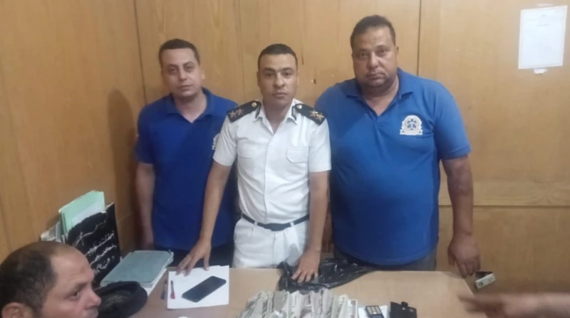 مسعفان ببورسعيد يسلمان 110 آلاف جنيه عثرا عليها في حادث سلم مسعفان بهيئة إسعاف بورسعيد، مبلغا ماليا قدره 110 آلاف جنيه للجهات المعنية، بعد العثور عليها داخل سيارة أثناء مباشرتهما ل