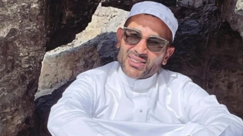 من الوشم إلى مدينة الرسول.. إطلالة روحانية ل أحمد سعد بعد إزالة التاتو فاجأ المطرب أحمد سعد، جمهوره، بظهور لافت ومختلف، حيث نشر صورا جديدة عبر حسابه الرسمي على موقع فيس بوك، ظهر في