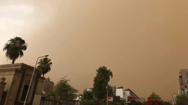 رياح وأتربة وشبورة.. تحذيرات الأرصاد من طقس الثلاثاء حذرت الهيئة العامة للأرصاد الجوية، من طقس غدا الثلاثاء، بسبب اضطراب في الملاحة البحرية على خليج السويس والبحر الأحمر، حيث تتراو