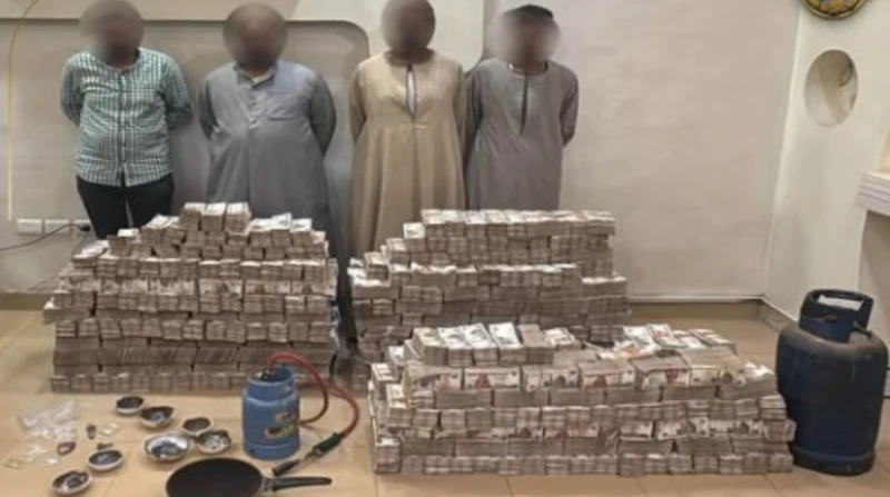القبض على 4 منقبين عن الذهب وبحوزتهم 77 مليون جنيه بأسوان ألقت أجهزة الأمن بوزارة الداخلية القبض على 4 منقبين عن الذهب وبحوزتهم 77 مليون جنيه من