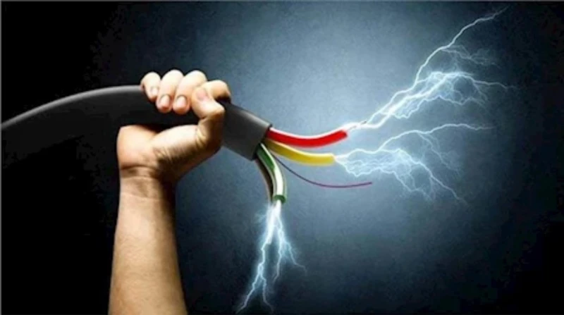 صعقة كهربائية تودي بحياة عامل داخل جراج عقار بالتجمع لفظ عامل، أنفاسه الأخيرة، اليوم الخميس، إثر تعرضه لصعقة كهربائية شديدة، داخل جراج سيارات في أحد العقارات بمنطقة القاهرة الجديدة