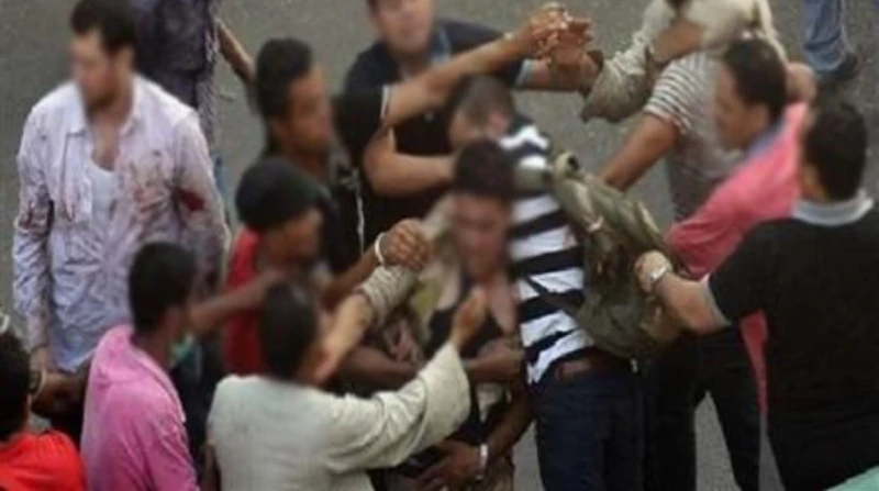 مشاجرة عنيفة بين أبناء عمومة في العياط تنتهي بإصابة خطيرة شهدت منطقة العياط بمحافظة الجيزة واقعة مأساوية، بعد نشوب مشاجرة دامية بين أبناء عمومة أسفرت