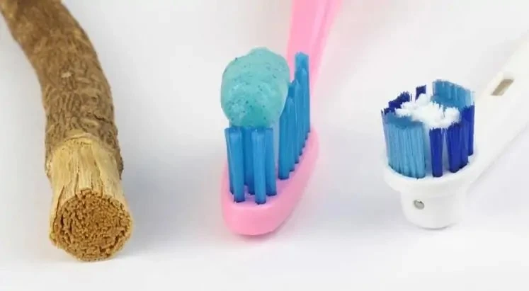 دراسة جديدة.. الزئبق والرصاص في فمك يوميا دون أن تدري أجرت منظمة دراسة حديثة كشفت فيها عن وجود معادن ثقيلة وسامة في 51 منتجا من معجون الأسنان، تم تحليلها داخل مختبر مستقل، واشتملت 