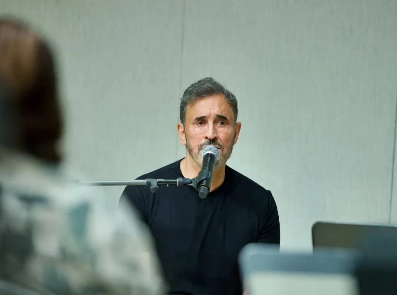 كاظم الساهر يعلق على ضجة النيولوك افاق عربية - علق النجم كاظم الساهر بطريقته العفوية على الضجة التي أحدثها اللوك الجديد الذي اعتمده في أحدث ظهور له على السوشيال ميديا، مؤكدا أنه لم