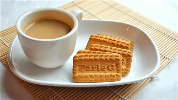 هل إضافة اللبن للشاي يؤثر على قيمته الصحية؟ فيديو قال الدكتور كريم جمال، خبير التغذية، إن هناك اعتقادا شائعا بين الناس بأن شرب الشاي بالحليب قد يكون مضرا أو يفقد الشاي فوائده، لكن 