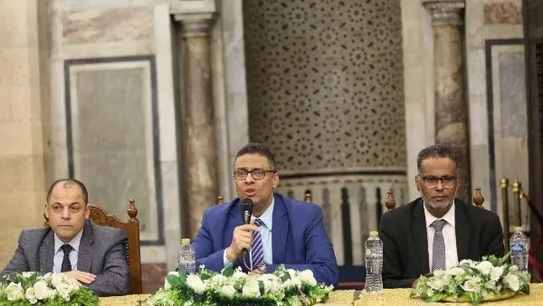 الأزهر يحذر من مخاطر الاستخدام المفرط لشبكات التواصل الاجتماعي أقام الجامع الأزهر، يوم الثلاثاء، حلقة جديدة من ملتقى الأزهر للقضايا المعاصرة بعنوان: شبكات التواصل الاجتماعي بين الإ