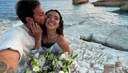 بإطلالة ملكية ولقطات رومانسية.. ستيفاني عطالله تخطف الأنظار في زفافها افاق عربية - فستان زفاف ستيفاني عطالله بإطلالة أنيقة وبسيطة تعكس ذوقا رفيعا، ظهرت ستيفاني عطالله في حفل زفافها