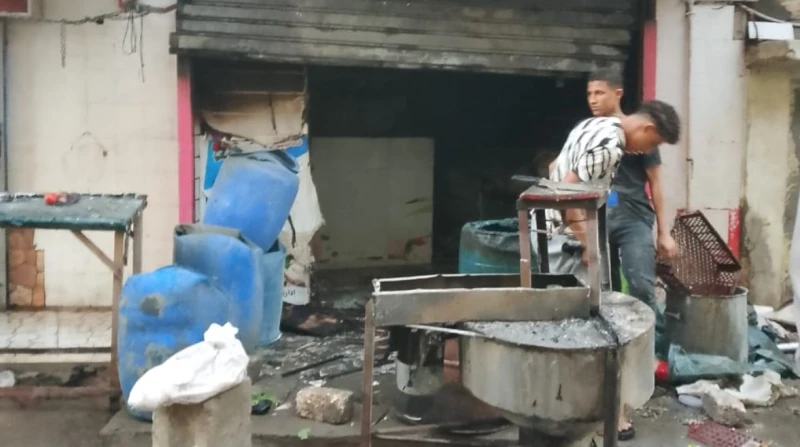 حريق يلتهم فرن عيش في عزبة النخل اندلع حريق هائل داخل فرن عيش، في منطقة عزبة النخل بالقاهرة، وتم الدفع بسيارات الإطفاء للسيطرة على الحريق.تفاصيل حريق عزبة النخلتلقت قوات الحماية ال