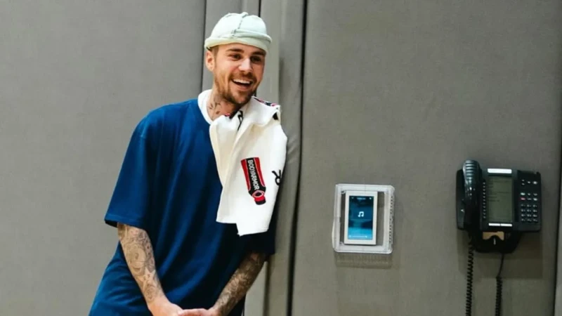 جاستن بيبر وحالته النفسية في مهرجان كوتشيلا لا يزال النجم الكندي جاستن بيبر يشعل القلق في قلوب معجبيه بسبب حالته النفسية المتدهورة. فقد ازدادت المخاوف بشكل كبير بعد تصرفاته الغريبة