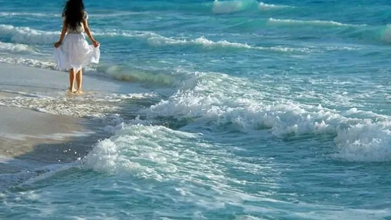 البحر في الحلم.. إيه الرسائل اللي بيحملها ليك؟ البحر مش بس مية مالهاش أول ولا آخر، ده عالم كامل مليان رموز وأسرار، لما تحلمي بالبحر، ممكن يكون له معاني مختلفة حسب الحالة اللي شفتها