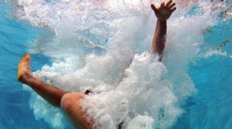 العثور على شخص غارقا في حمام سباحة فيلا بالشيخ زايد عثرت الأجهزة الأمنية بمديرية أمن الجيزة، على جثة شخص داخل حمام سباحة فيلا بكمبوند شهير بمنطقة الريف الأوربي في مدينة الشيخ زايد.