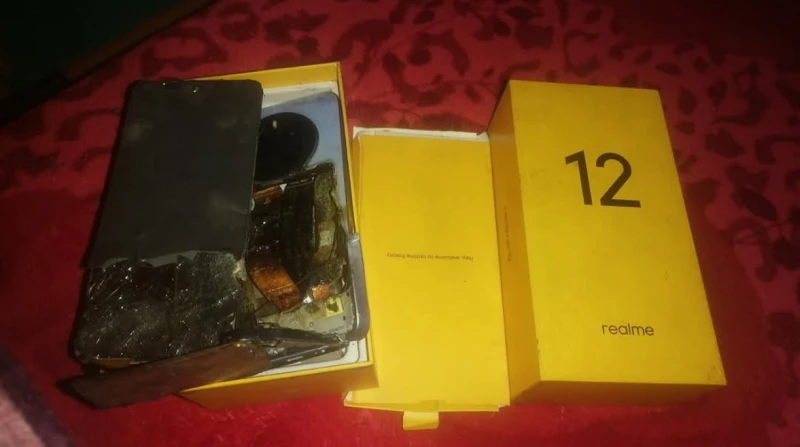 الهاتف يتحول إلى قنبلة في المنزل.. تجربة كارثية لعميل مع ريلمي في واقعة صادمة، أثارت الذعر عبر مواقع التواصل الاجتماعي، تعرض أحد المواطنين لانفجار مفاجئ في هاتفه من طراز ريلمي 12،