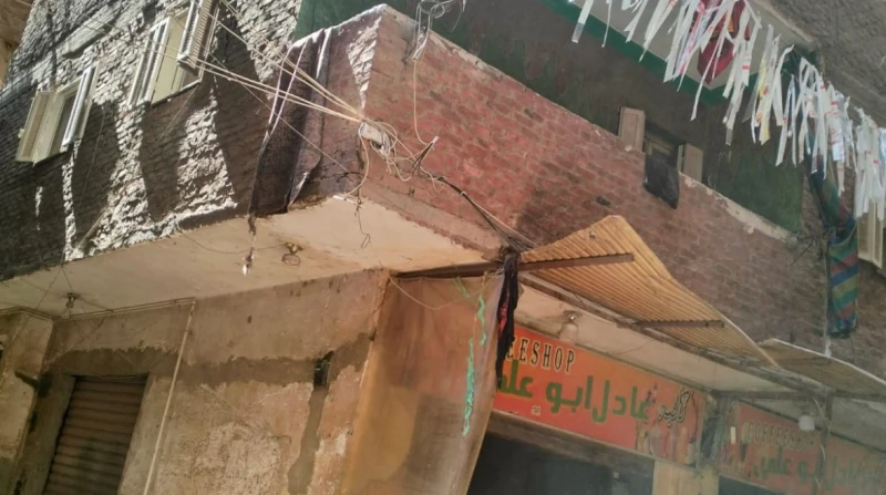 ثلاثة قلوب مكسورة.. مأساة فتيات بعد رحيل الأم وسجن الأب في بشتيل (فيديو) في أحد شوارع بشتيل وبالتحديد في شارع حنفي غنيم، كان هناك منزل بسيط تسكنه أسرة صغيرة، أم طيبة تدعى مرفت عثما