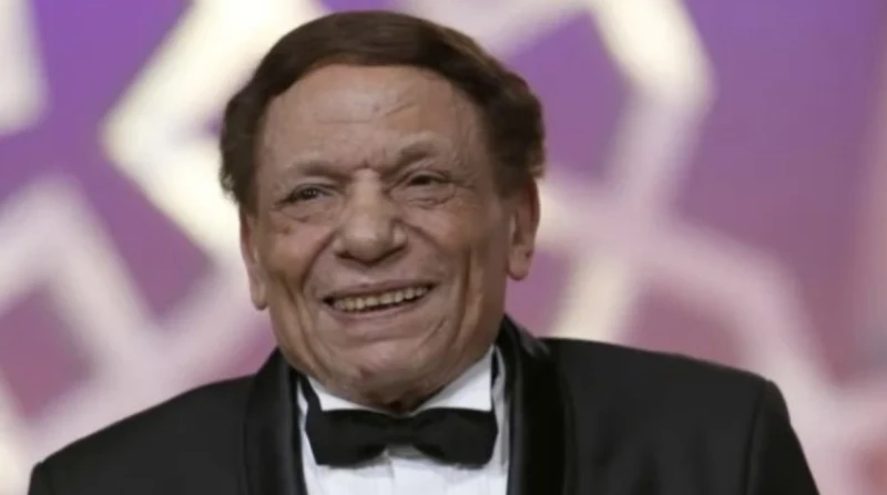 هدية السادات.. 10 جنيهات أنقذت كلبا أرعب أصدقاء الزعيم مثلما يحمل مشوار النجم عادل إمام الكثير من التفاصيل الفنية والشخصية، يحمل الزعيم في جعبته أسرارا كشف عن بعضها في لقاءاته التل