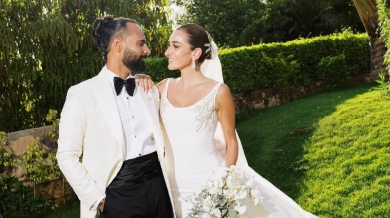 الصور الأولى من حفل زفاف أمينة خليل احتفلت الفنانة أمينة خليل بزفافها، اليوم، على المصور أحمد زعتر بمدينة السادس من أكتوبر وسط حضور الأهل والأصدقاء وبعض من نجوم الوسط الفني.حفل زفا